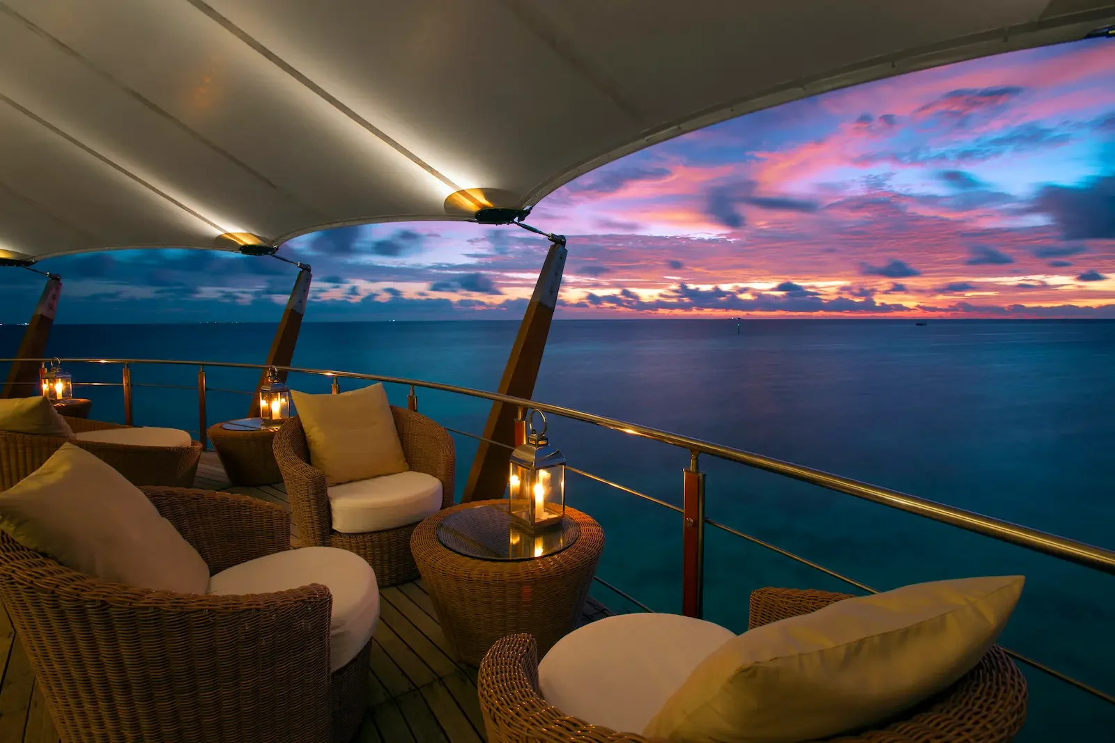 The Lighthouse Lounge, Baros Maldives