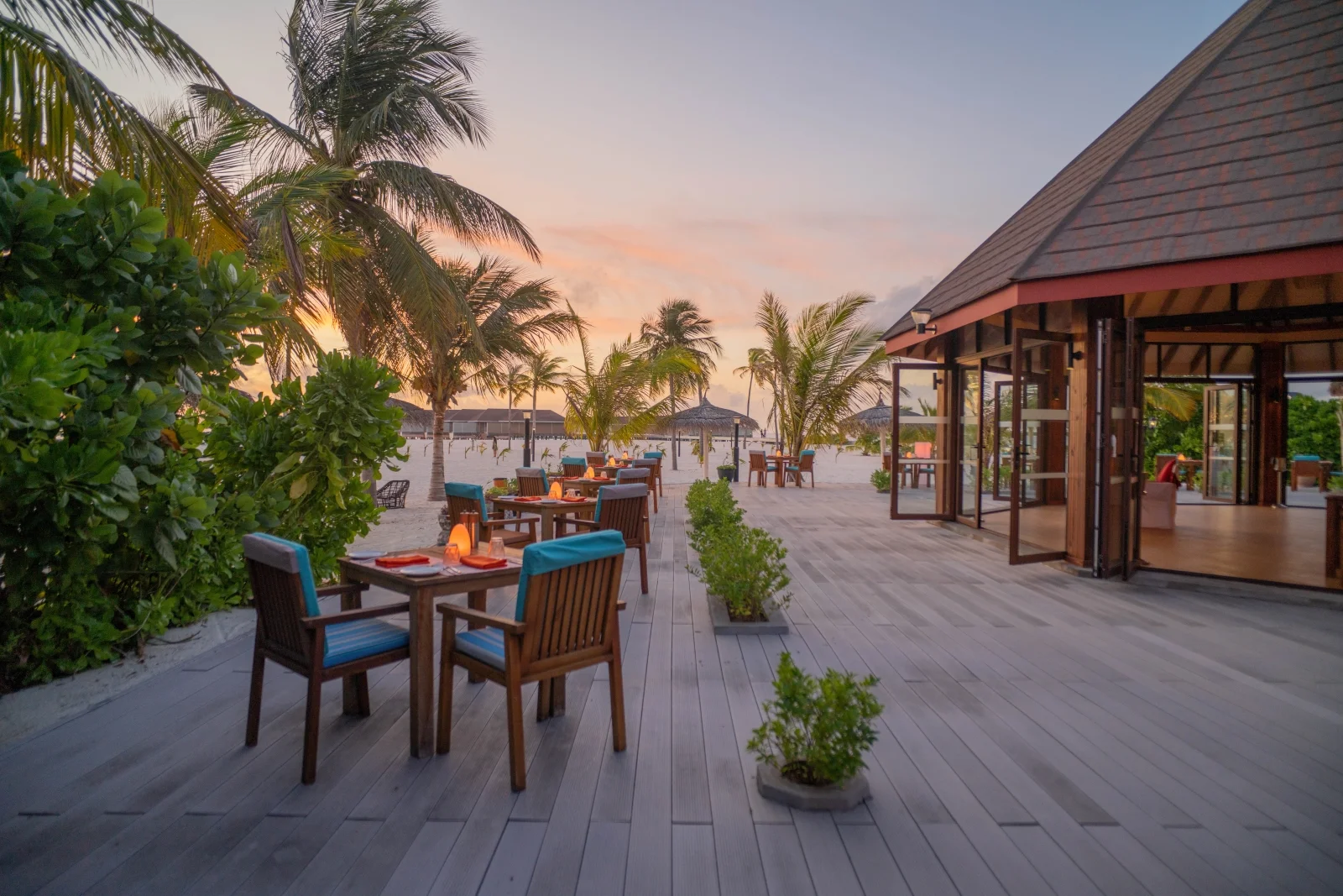 Sunset Grill & Bar, Brennia Kottefaru