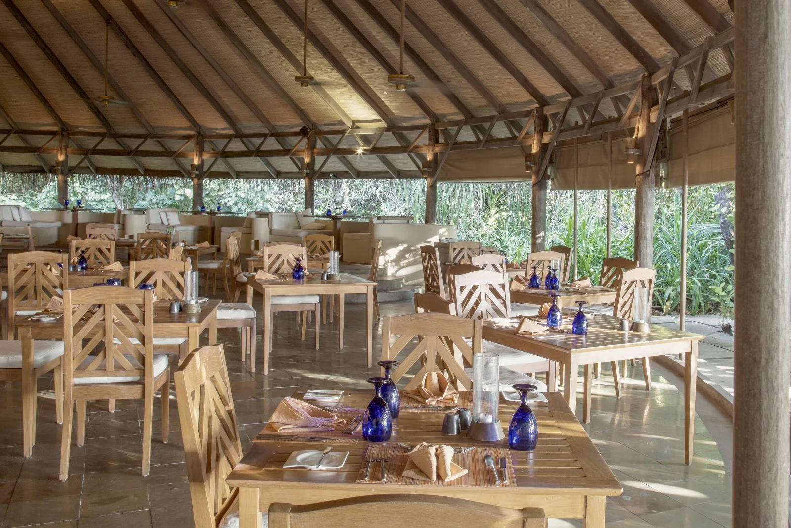 Cowrie restaurant, Coco Palm Dhuni Kolhu