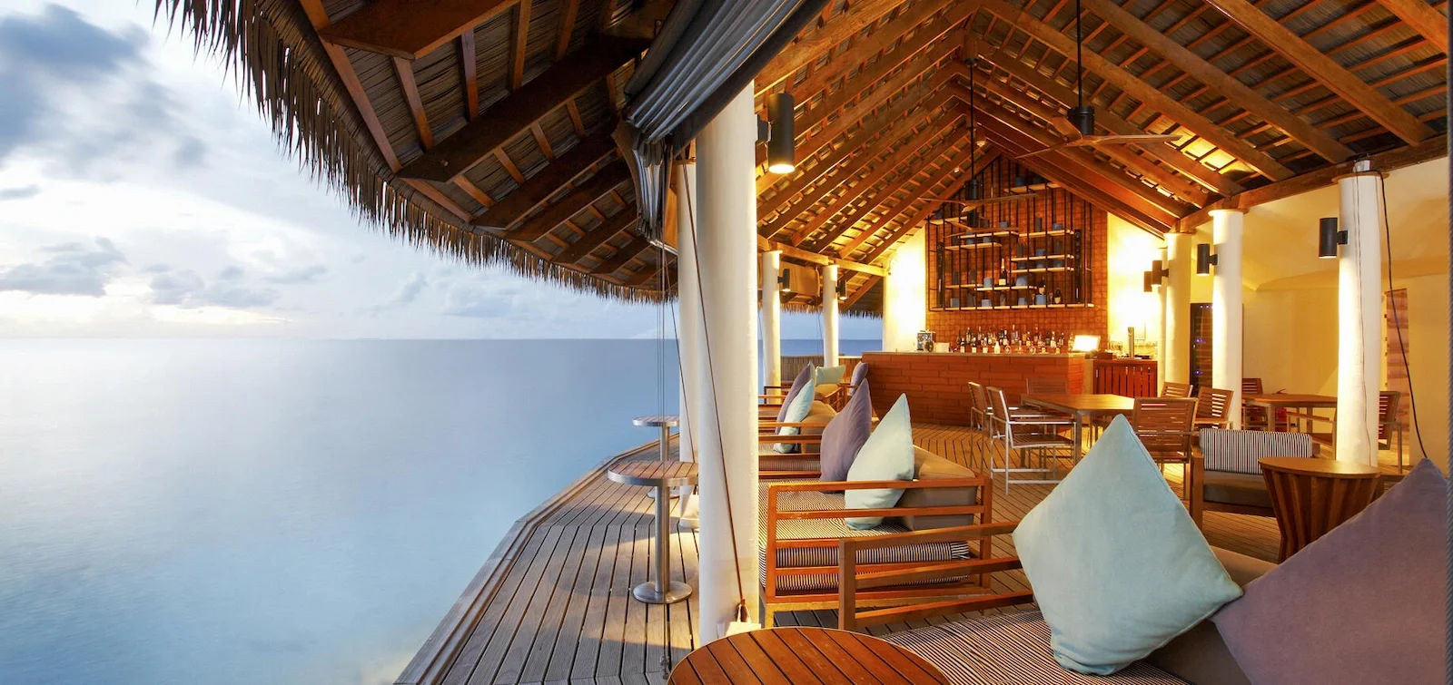 Giraavaru Lobby Bar, Centara Ras Fushi