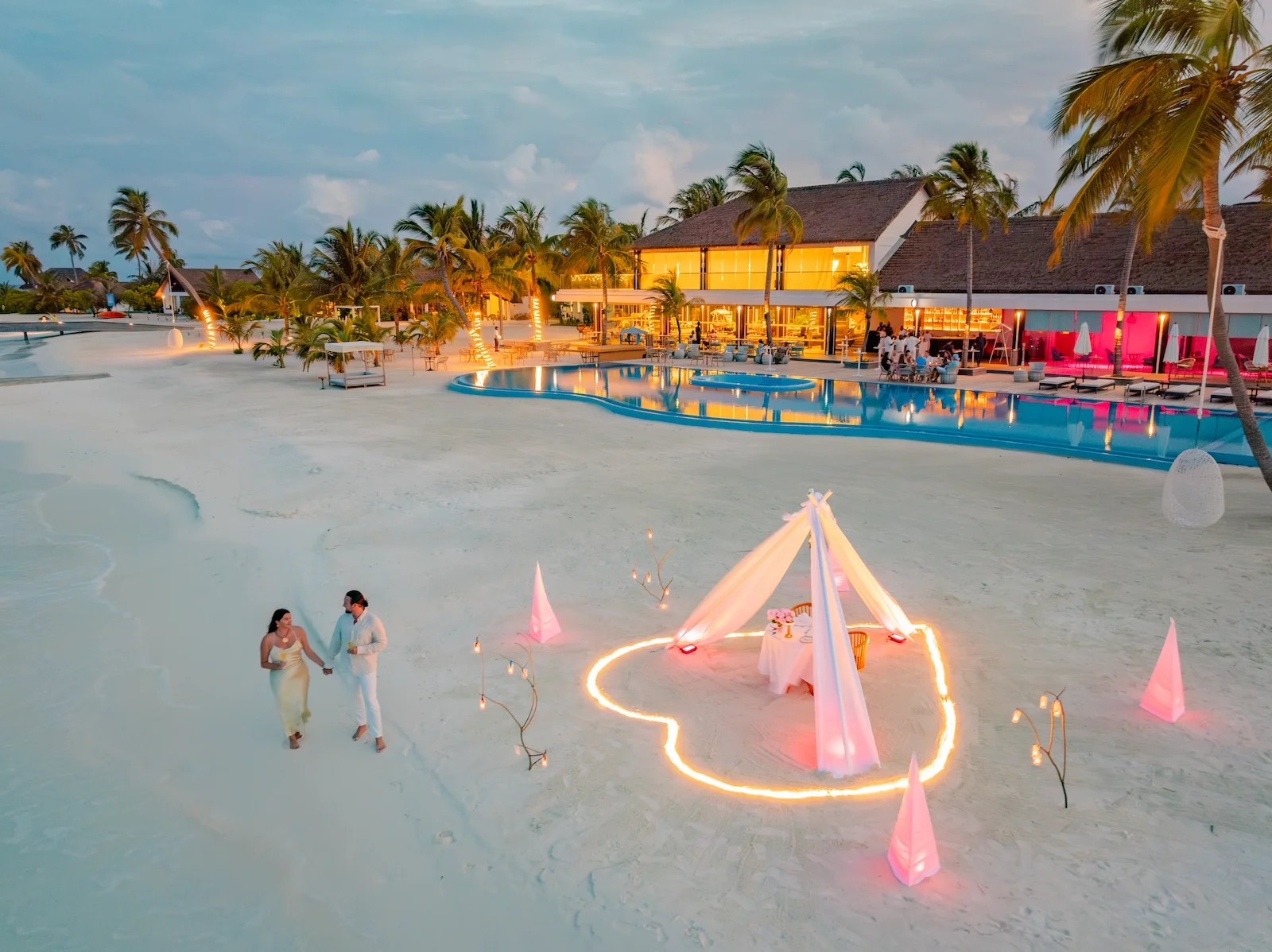 Couple at a candlelit beach dinner, NOOE Maldives Kunaavashi