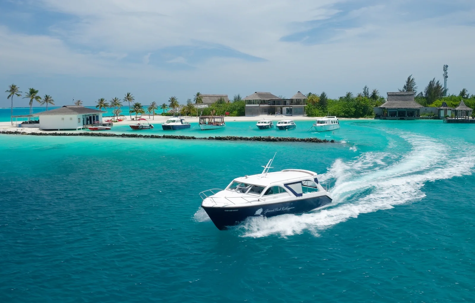 Speedboat arriving at the island, Grand Park Kodhipparu