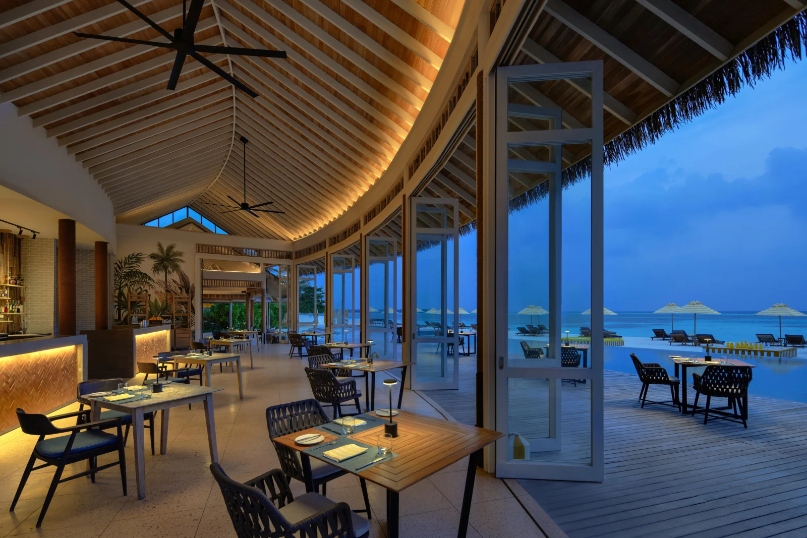 Velaa Bar + Grill restaurant sunset dinner, Le Méridien Maldives